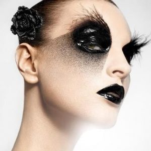 trucco-halloween-labbra-e-occhi-neri